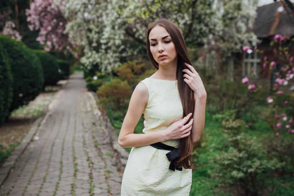 mujer vestida blanco